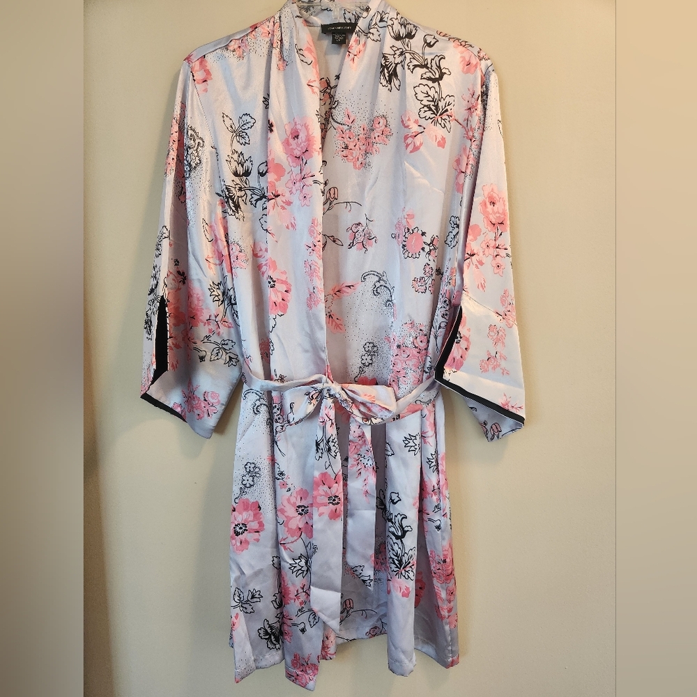 Jones NY Kimono Floral Satin In Pink and Light Gray - Picture 3 of 7